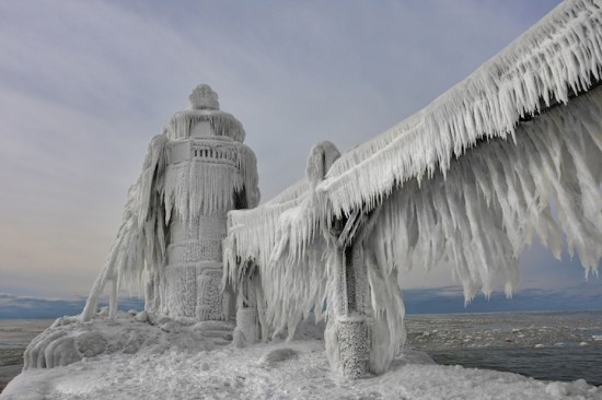 Beautiful Photos of Frozen Lighthouses on Lake Michigan 002