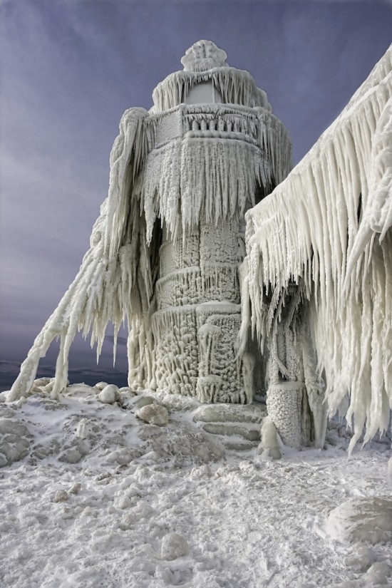Beautiful Photos of Frozen Lighthouses on Lake Michigan 003