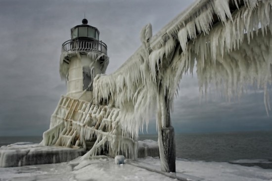 Beautiful Photos of Frozen Lighthouses on Lake Michigan 004