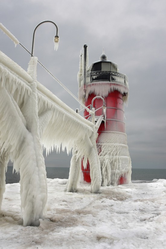 Beautiful Photos of Frozen Lighthouses on Lake Michigan 005