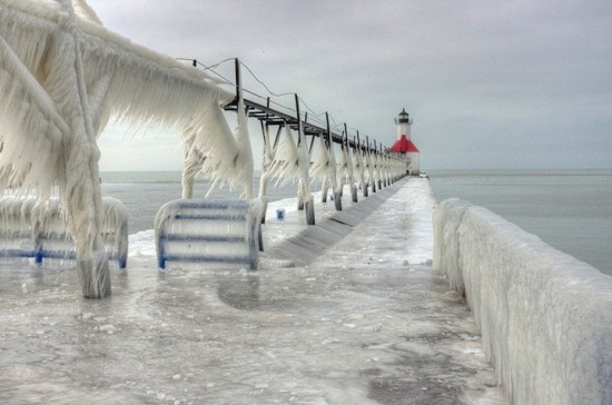 Beautiful Photos of Frozen Lighthouses on Lake Michigan 006