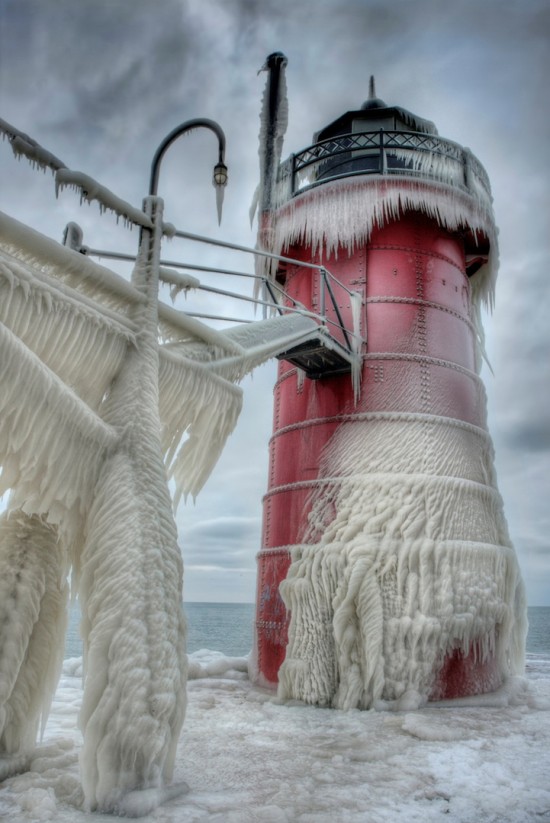Beautiful Photos of Frozen Lighthouses on Lake Michigan 007