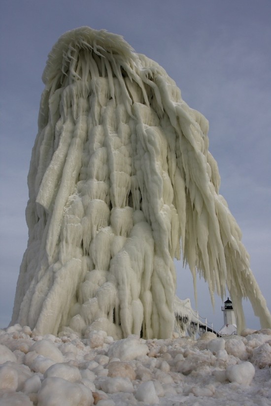 Beautiful Photos of Frozen Lighthouses on Lake Michigan 008