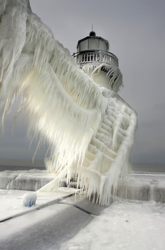 Beautiful Photos of Frozen Lighthouses on Lake Michigan 009