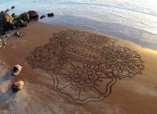 This Man Took a Rake to The Beach and Made Something Amazing 001