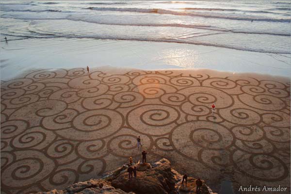 This Man Took a Rake to The Beach and Made Something Amazing 002