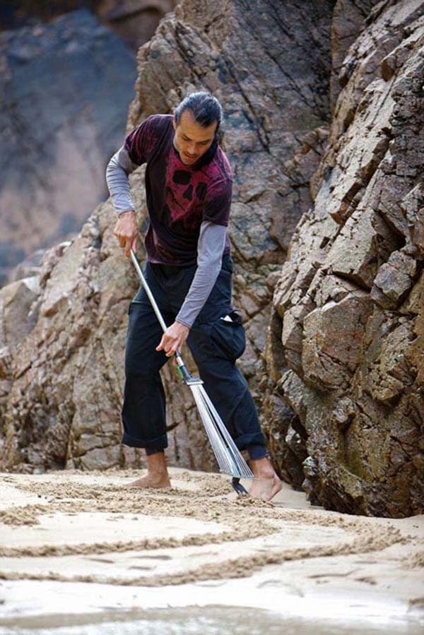 This Man Took a Rake to The Beach and Made Something Amazing 003