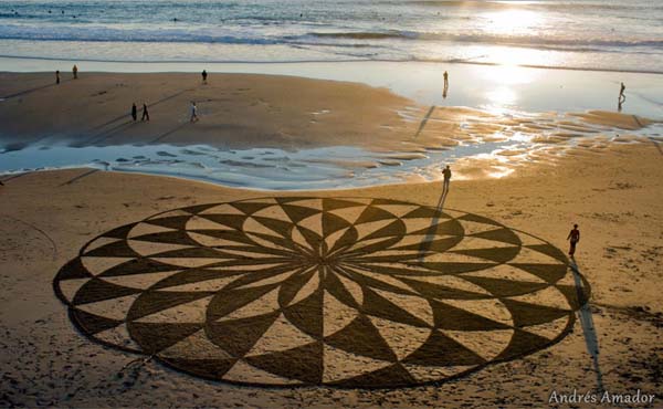This Man Took a Rake to The Beach and Made Something Amazing 004