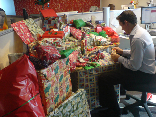 12 Hilarious and Crazy Office Pranks 004