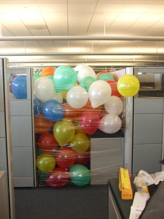 12 Hilarious and Crazy Office Pranks 010