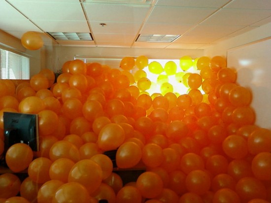 12 Hilarious and Crazy Office Pranks 011