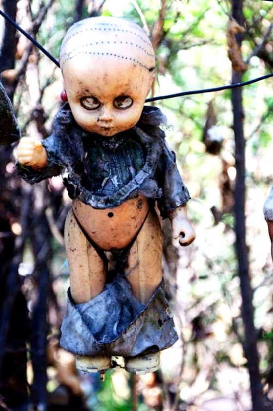 Mexico’s Haunted Island Of The Dolls Is Actually Terrifying 001