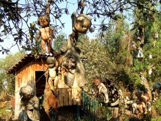 Mexico’s Haunted Island Of The Dolls Is Actually Terrifying 010