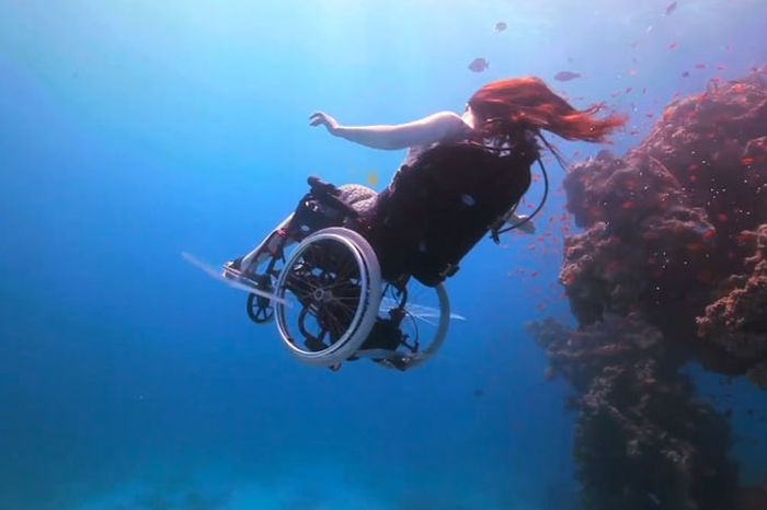 British artist Sue Austin scuba diving while sitting in a wheelchair 002