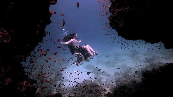 British artist Sue Austin scuba diving while sitting in a wheelchair 006