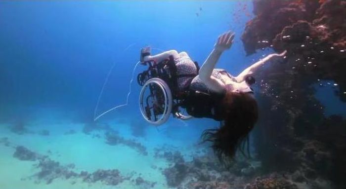 British artist Sue Austin scuba diving while sitting in a wheelchair 008
