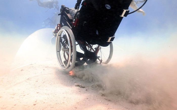 British artist Sue Austin scuba diving while sitting in a wheelchair 011