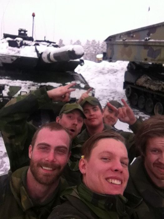 Soldiers from different armies take selfies 003