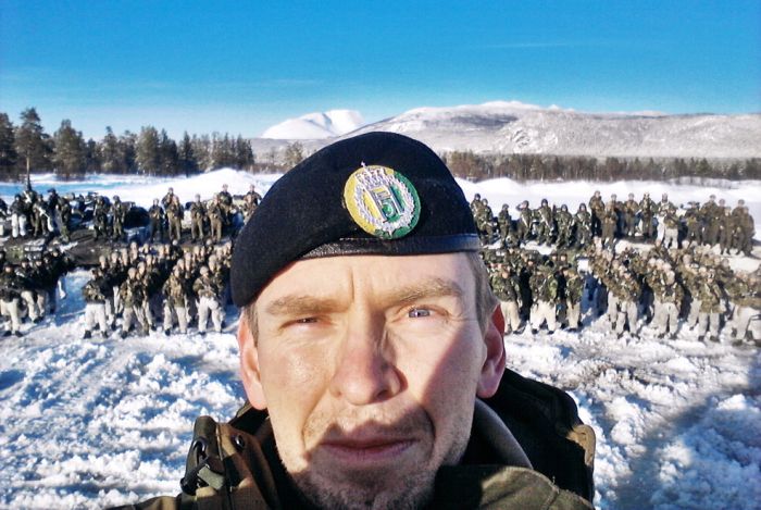 Soldiers from different armies take selfies 013