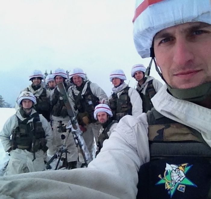 Soldiers from different armies take selfies 035