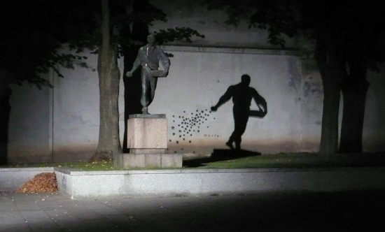 24 Graffiti That Interact With Their Surroundings 006