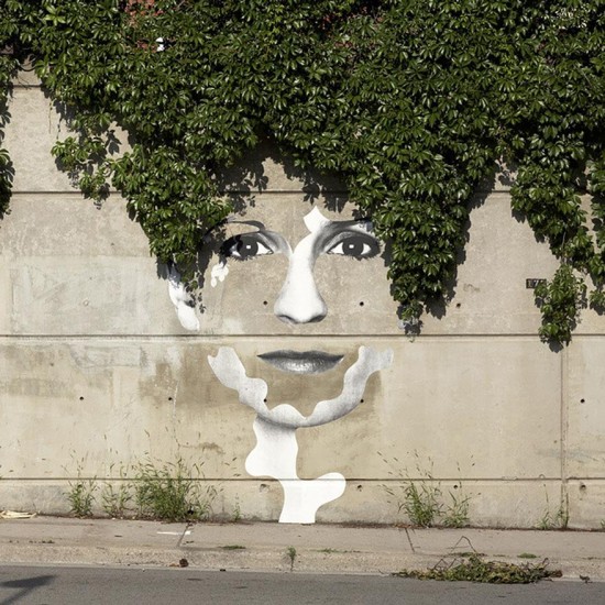 24 Graffiti That Interact With Their Surroundings 011