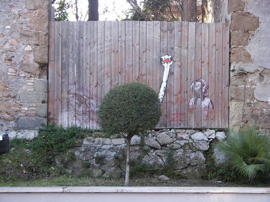 24 Graffiti That Interact With Their Surroundings 017