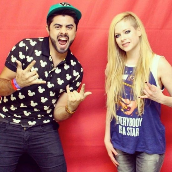 Fans Pay Nearly $400 To Take Painfully Awkward Photo With Avril Lavigne 001