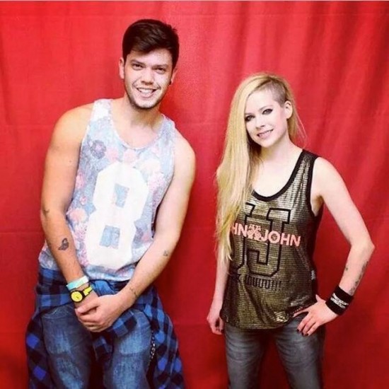 Fans Pay Nearly $400 To Take Painfully Awkward Photo With Avril Lavigne 002