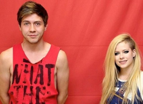 Fans Pay Nearly $400 To Take Painfully Awkward Photo With Avril Lavigne 003