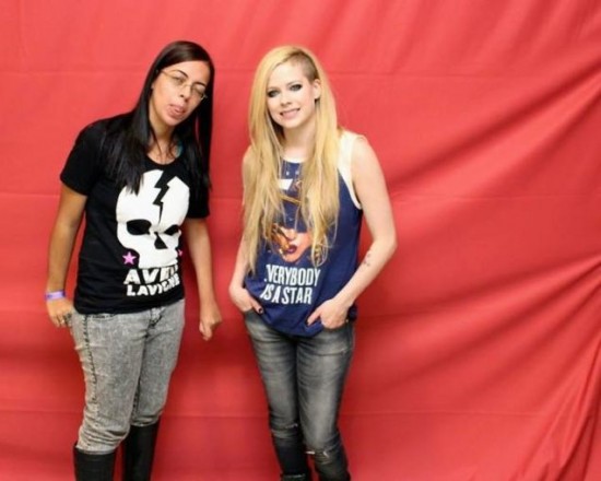 Fans Pay Nearly $400 To Take Painfully Awkward Photo With Avril Lavigne 004