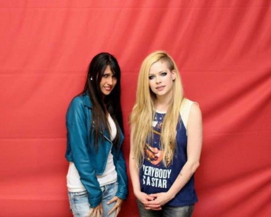 Fans Pay Nearly $400 To Take Painfully Awkward Photo With Avril Lavigne 005