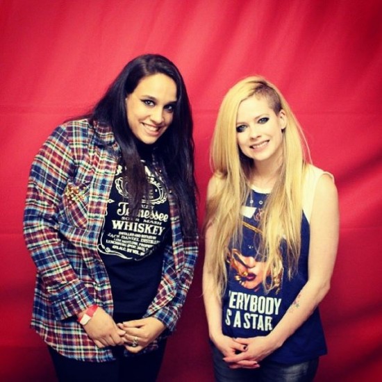 Fans Pay Nearly $400 To Take Painfully Awkward Photo With Avril Lavigne 006