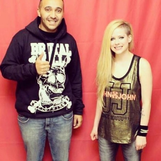 Fans Pay Nearly $400 To Take Painfully Awkward Photo With Avril Lavigne 007