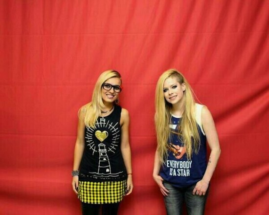 Fans Pay Nearly $400 To Take Painfully Awkward Photo With Avril Lavigne 008