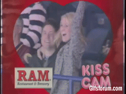 16 Absolutely Hilarious Kiss Cam Moments 009