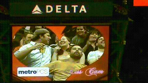 16 Absolutely Hilarious Kiss Cam Moments 011