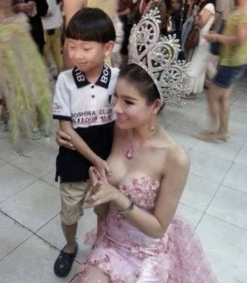 16 Kids Who Unabashedly Go Straight for the Boobies 001