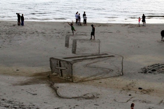 3-D Beach Art That Will Make You Wonder If There's Something In The Water 011