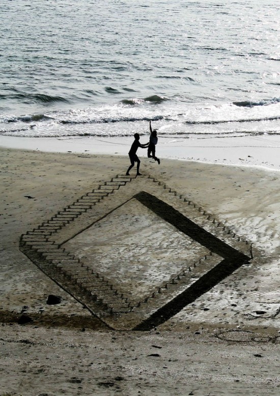 3-D Beach Art That Will Make You Wonder If There's Something In The Water 012